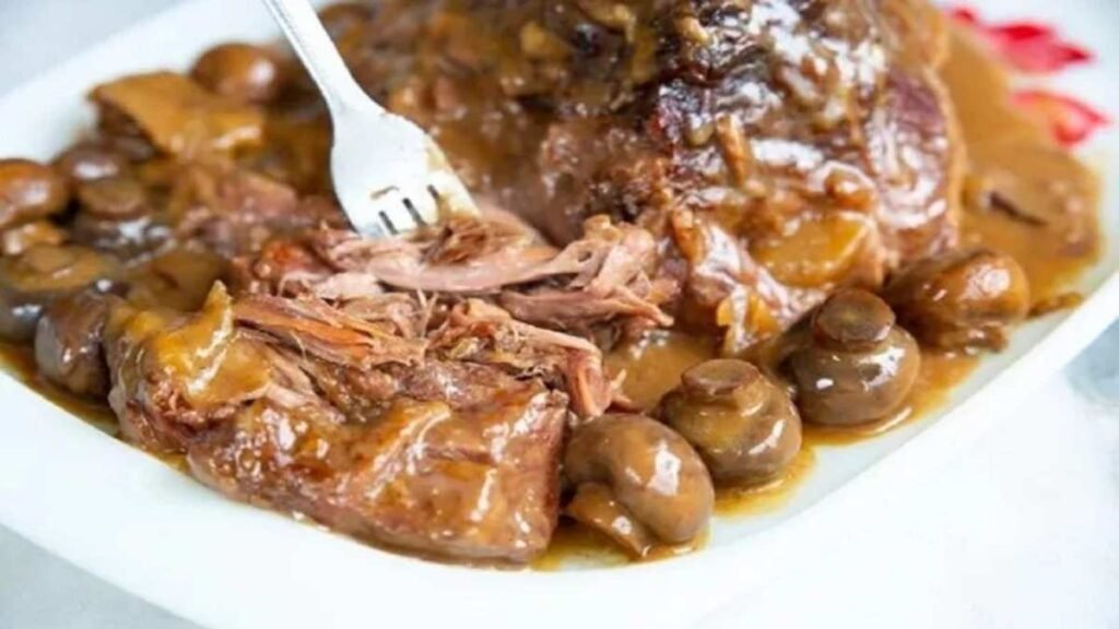 Roti de palette cuit dans une sauce cremeuse aux champignons