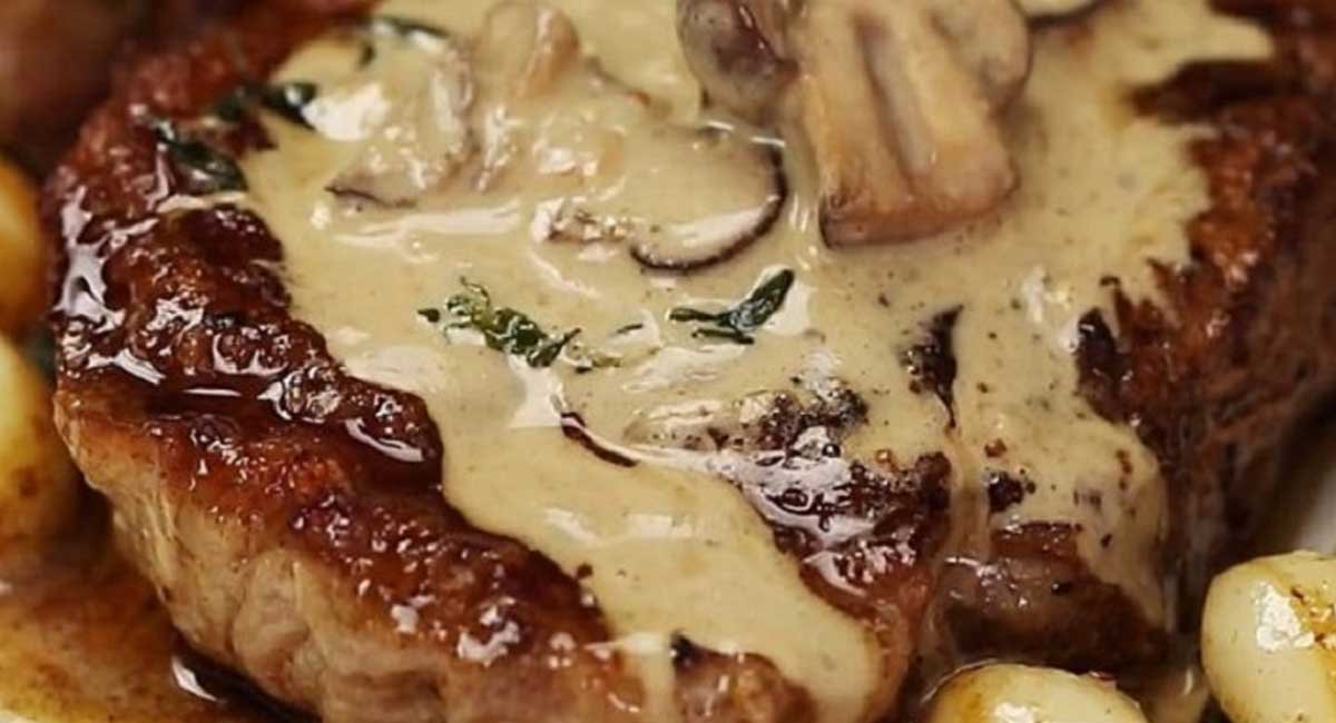 Bifteck poele au beurre a lail et a la sauce cremeuse