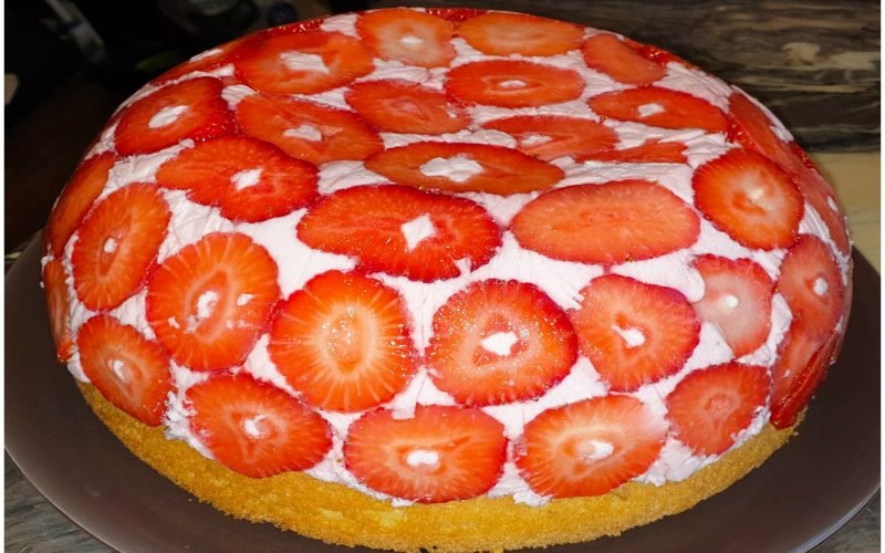 erdbeer sahne charlotte mit biskuitboden 800x500 1