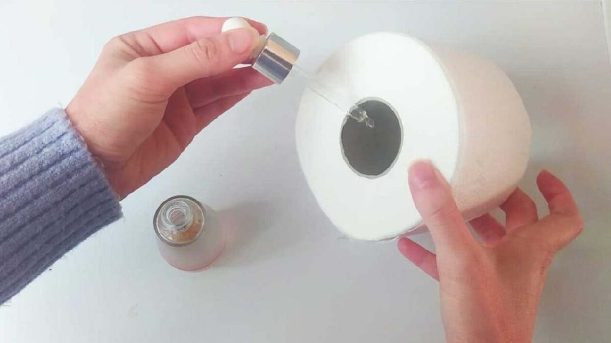 salle de bain malodorante utilisez lastuce de lhuile dans du papier toilette pour la parfumer