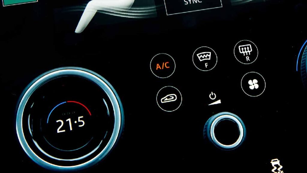 les conducteurs sont invites a utiliser cette astuce magique un bouton suffit pour degivrer la voiture en quelques minutes