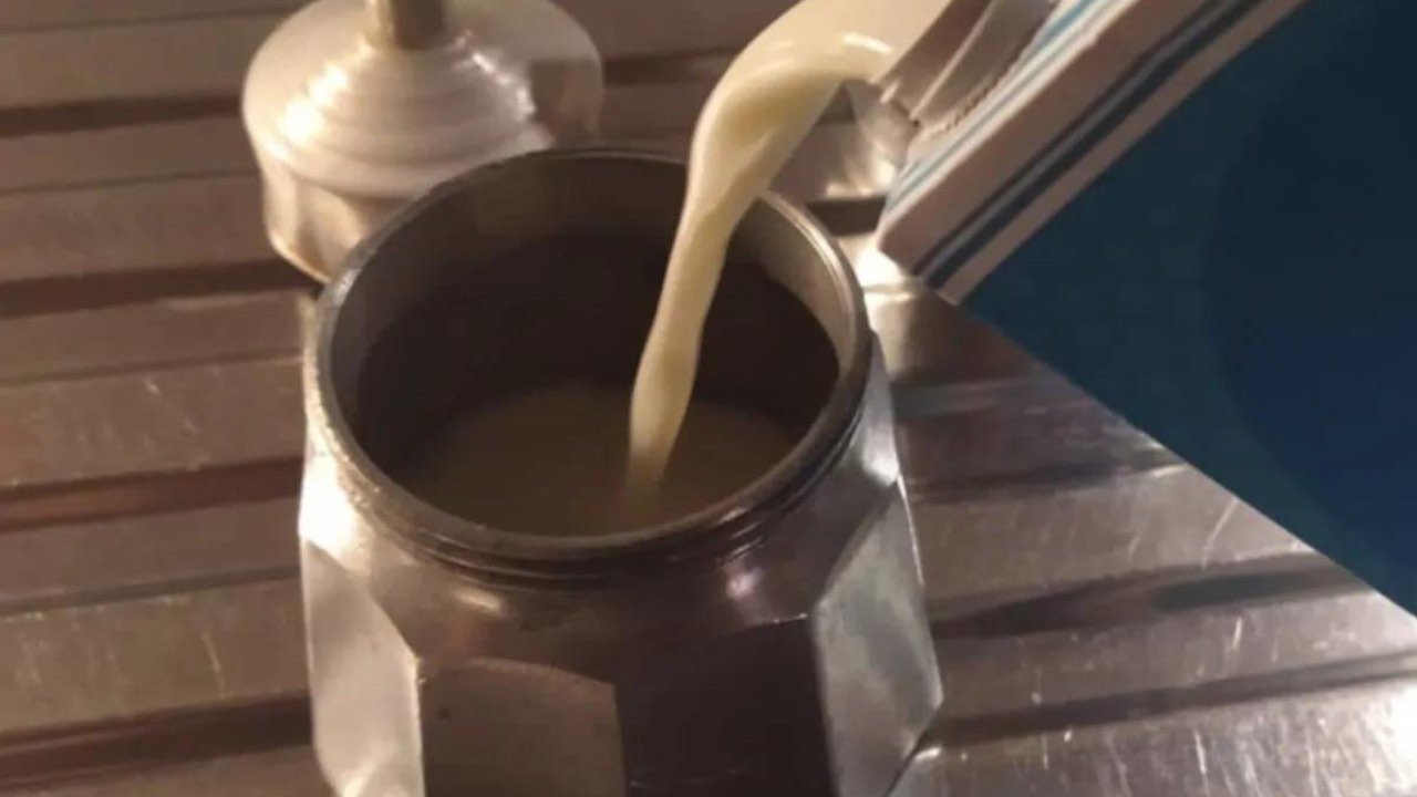 Latte nella moka 1